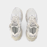 Runner Sneakers in White Leather