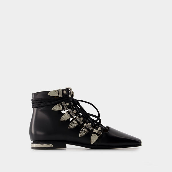 靴 TOGA PULLA cut-out lace-up Ankle Boots Toga Pulla Toga Pulla Buckled Cutout Glossed Leather Ankle