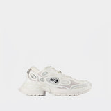Nucleo trainers in white