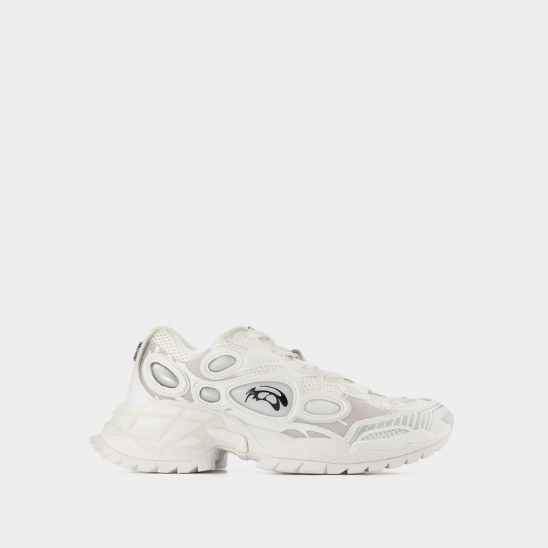 Nucleo trainers in white