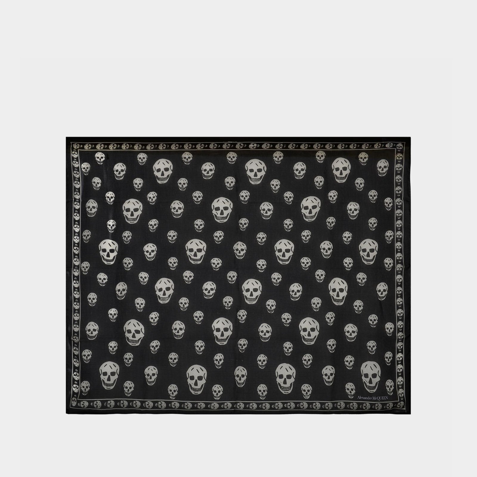 Alexander McQueen スカーフ104 x 120 cm Alexander McQueen スカーフ104 x 120 cm Alexander McQueen