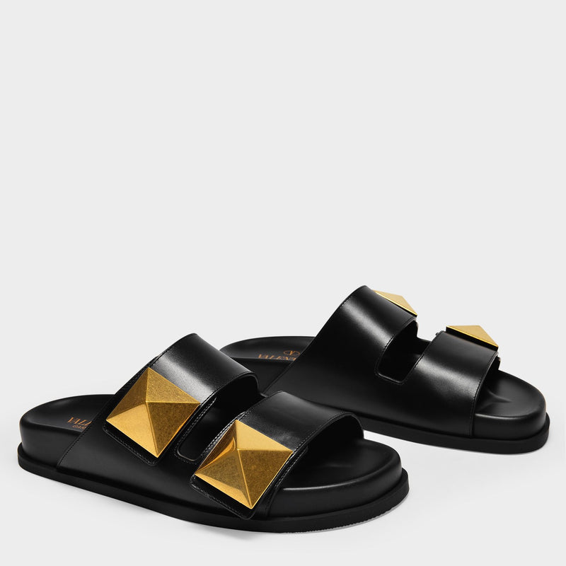One Stud Sandals in Black Leather